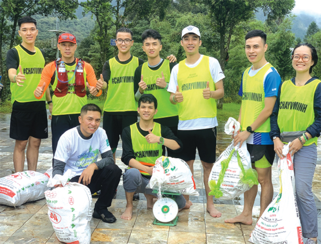 Các runner của Run4Self và Sun World Fansipan Legend cân những túi rác gom được từ cung đường leo núi Fansipan.